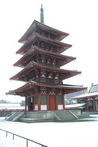 雪の四天王寺五重塔