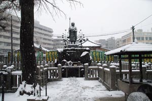 雪の四天王寺弘法大師