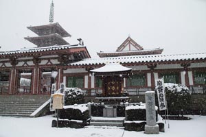 雪の四天王寺番匠