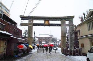 雪の四天王寺鳥居